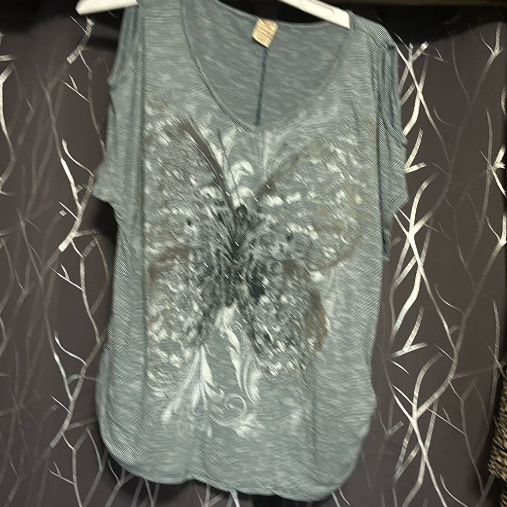 Cold shoulder, top butterfly design on the front practically new